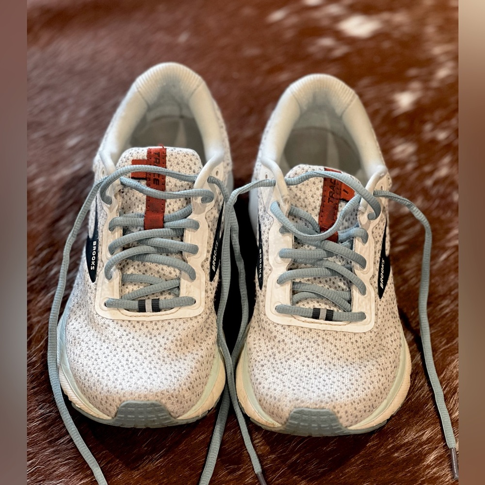Brooks tennis shoes. Size 8